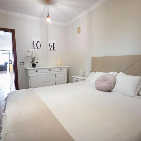 Beachfront Penthouse ארינאגה